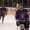 In der Eishockey-Bayernliga gewinnt der HC Landsberg (dunkle Trikots) sein letztes Heimspiel gegen den EC Pfaffenhofen. Mit 5:2 setzen sich die Riverkings gegen den Tabellenletzten durch. Hier die Bilder vom Spiel.