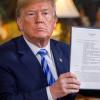 Damit fing alles an: Donald Trump präsentierte am 8. Mai ein unterzeichnetes Präsidentschaftsmemorandum, nachdem er eine Erklärung zum Ausstieg aus dem Atomdeal mit dem Iran abgegeben hat.  	 	