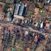 Dieses von Maxar Technologies bereitgestellte Satellitenbild zeigt einen Überblick über zerstörte Häuser und Fahrzeuge in einer Straße in Butscha.  Die Leichen sind auf diesem Bild nicht zu sehen.

