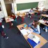An den weiterführenden Schulen im Landkreis hat am Montag der Unterricht wieder begonnen, wie hier am Lessing-Gymnasium in Neu-Ulm. 	