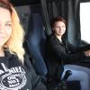 Sie sind angehende Berufskraftfahrerinnen im zweiten Lehrjahr: (von links) Tamara Haupt und Lara Bortolot aus Schrobenhausen.