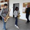 Rektor Christoph Dietsche (rechts) freut sich auf den Auftritt der Marching Band bei der Jubiläumsfeier der Schule Centerville-Süd. 	