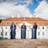 Bundeskanzler Olaf Scholz (SPD), Wirtschaftsminister Robert Habeck (Grüne) und Finanzminister Christian Lindner (FDP) geben am 31.08.2022 vor dem Schloss Meseberg eine Pressekonferenz.