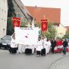 Der Ministrantenzug durch die Marktgemeinde Burgheim war ein farbenfrohes Erlebnis. 