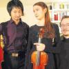Elisa Gummer (Violine), Takuro Okada (Violoncello) und Wenzel Gummer (Klavier), drei ausgewählte Teilnehmer des Europäischen Musikworkshops in Altomünster, geben dort in Kürze ein Kammerkonzert. 