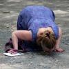  Eine Teilnehmerin einer "Riech-Tour" kniet sich auf einen Pfad im Central Park und schnüffelt am Boden. Wonach der wohl riecht?