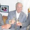 Schöne Erinnerung: Vor drei Jahren stießen Bürgermeister Weiß (links) und Landrat Hubert Hafner (rechts) mit Melchior Schlachter auf den 85. Geburtstag an. 