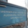 Dieses Schild vor der Werner-Egk-Grundschule in Oberhausen dürfte bald abmontiert werden. Die Einrichtung sucht sich einen neuen Namen. 