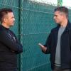 Robert Klauß, ehemaliger Trainer des 1. FC Nürnberg, spricht mit FCA-Trainer Enrico Maaßen.