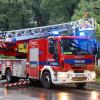 Nach dem Unwetter wird der entwurzelte Baum am Curt-Frenzel-Stadion entfernt. 