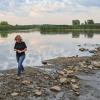 Steffi Lemke (Bündnis 90/Die Grünen), Bundesumweltministerin, läuft nach dem plötzlichen Fischsterben an der Oder entlang.