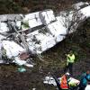 Rettungskräfte untersuchen nach dem Flugzeugabsturz  das Wrack. Die vierstrahlige Maschine vom Typ RJ85 war von dem brasilianischen Fußballklub Chapecoense gechartet worden. 