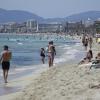 Touristen am Strand von Arenal in Palma de Mallorca - trotz steigender Corona-Zahlen.