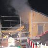 In einem Rohbau in der Schondorfer Seestraße brach in der Nacht auf Montag Feuer aus. Die Polizei geht von vorsätzlicher Brandstiftung aus. 