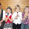 Der Musikverein Rehling will eine Bläserklasse entwickeln, besetzt mit Mädchen und Buben mit Holz-, Blech- und Schlaginstrumenten. Diese drei Mädchen haben auch einmal klein begonnen Flöte zu spielen. Welches Instrument dem Einzelnen am besten taugt, soll getestet werden. 