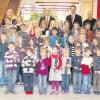 Neue Flöten für die Grundschule Oberndorf übergeben. Unser Bild zeigt die Schüler/innen, Pädagogen und Sparkassen-Repräsentanten.  