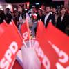 Anhänger der SPD verfolgen bei der Wahlparty für die Landtagswahl in Bayern eine Rede des Spitzenkandidaten. Zu feiern gab es nichts. 