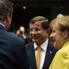 Sie sind sich doch noch einig geworden: der türkische Ministerpräsident Ahmet Davutoglu (Mitte) und die Europäische Union, hier vertreten durch Bundeskanzlerin Angela Merkel und den britischen Premier David Cameron beim Brüsseler Gipfel. 	 	