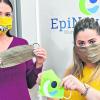Bei Bedarf tragen auch Lucie Rieggs Mitarbeiter Elena Neumann und Kübra Celebi (rechts) die neuen Behelfsmasken, die von einer Schnererin in Bad Wörishofen genäht werden. 