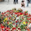 Blumenmeer am Tatort: Hier starb am Sonntag ein Mann nach einer Messerattacke. Zwei Flüchtlinge sitzen in Untersuchungshaft.