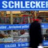Deutschlands größte Drogeriemarktkette Schlecker setzt den Rotstift radikal an und will bis zu 800 Märkte schließen (Archiv). dpa