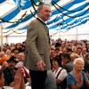 Hubert Aiwanger (Freie Wähler)steht vor seiner Festrede bei der Eröffnung des Aschauer Marktes im Chiemgau auf einer Bierbank.