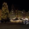 Festlich beleuchtet, aber ganz ohne Menschen: Der Landsberger Hauptplatz an Silvester 2020.