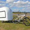 Für die ganz große Tour: Der ausziehbare kleine Fahrrad-Wohnanhänger von Wide Path Camper bietet unter anderem ein zum Esstisch umbaubares Bettmodul. 