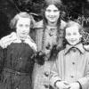 Hedwig Lachmanns und Gustav Laudauers Tochter Brigitte mit den Töchtern von Kurt Eisner, Freya (links) und Ruth, 1919 nach dem Tod Kurt Eisners aufgenommen.