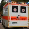 Der Rettungswagen im Zielbereich beim Jedermannslauf in Buchdorf. Zuvor hatten Helfer einem Teilnehmer das Leben gerettet. 