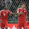 Bayern Spieler David Alaba (l) gratuliert Mario Mandzukic zu seinem Tor zum 4:0.