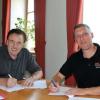 Matthias Korber von DSLmobil und Bürgermeister Karl Metzger unterschrieben die Verträge. 	