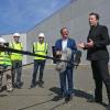 Elon Musk (r), Tesla-Chef und Armin Laschet, CDU-Bundesvorsitzender und Ministerpräsident von Nordrhein-Westfalen, sprechen zu Journalisten vor dem späteren Haupteingang zur Tesla «Gigafactory».