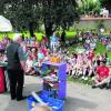 Zauberer Helmut Savini unterhielt und "verzauberte" die Teilnehmer der Sternwallfahrt im Heilig-Kreuz-Garten in Donauwörth. Foto: Berens/Diözesanregion