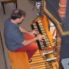 Kirchenmusiker Markus Hubert an der Jann-Orgel in St. Martin in Illertissen. Das Instrument bereichert seit 30 Jahren die Kirchenmusik in der Stadt.
