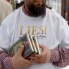 Ein Islamist verteilt in Berlin kostenlose Koran-Exemplare an Passanten.