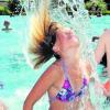 Wasser erfrischt nicht nur, sondern macht auch Spaß: Franziska experimentiert im "Sun Splash" in Meitingen. Foto: Merk