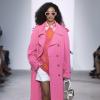 Das knallige Baker-Miller-Pink ist eine der Trendfarben des Sommers 2017. 
Michael Kors Collection kombiniert einen Mantel der Farbe zu einem roten Pullover Trench.