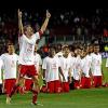 Thomas Müller tanzt im Final-T-Shirt für die jubelnden Fans im Stadion.