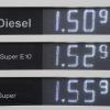 Preistafel einer Tankstelle am Freitag. Die Preisunterschiede zwischen Diesel und Benzin betragen nur noch wenige Cent. 