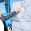 Markus Kreitmeier vom Straßenbauamt Kempten erläutert die Baumaßnahmen anhand eines Plans. 