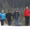 Nordic Walking im Gablinger Wald: Trainer Stefan Handke (rechts) erklärte der Gruppe den richtigen Stockeinsatz und Bewegungsablauf. 
