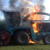 Ein Maishäcksler ging bei Inningen in Flammen auf.