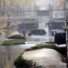 Taucher der Polizei und der Feuerwehr am Augsburger Eiskanal im Einsatz. Bild: Anne Wall