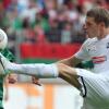 Augsburgs Sascha Mölders (l) und  Matthias Ginter (Freiburg) im Zweikampf.