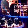 Eine Videowand verdeckt am 28.08.2014 bei der RTL-Castingshow «Rising Star» in Köln (Nordrhein-Westfalen) die Bühne vor der Jurybank.