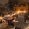 Der Gögginger Weihnachtsmarkt hat viele treue Fans, was unter anderem an der schönen Kulisse liegt: Das Kurhaus wird nachts durch die Lichter besonders schön in Szene gesetzt.
