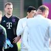 Torwart Manuel Neuer (2.v.l) steht während einer Trainingseinheit des FC Bayern München zwischen seinen Mitspielern.