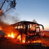 Ein israelischer Bus ging nach einem Angriff aus Gaza in Flammen auf.  