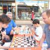 Bei der Kultur- und Einkaufsnacht ist einiges geboten. Der Schachclub Mering lädt die Besucher und Besucherinnen zu einer 
Partie Schach ein.